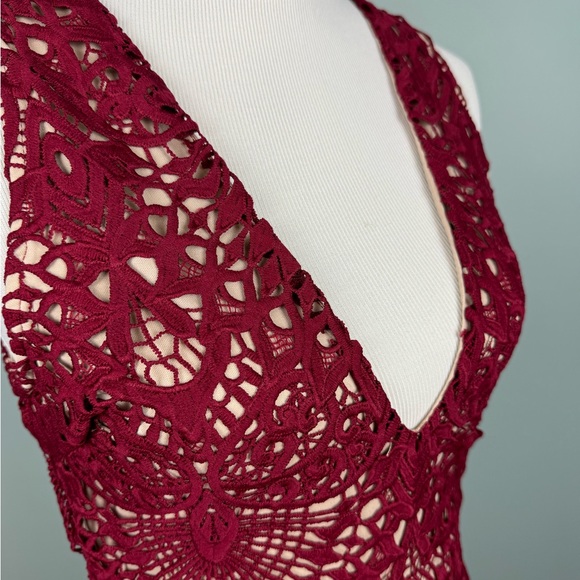 Stunning Burgundy Lace Bodycon - Picture 5 of 9